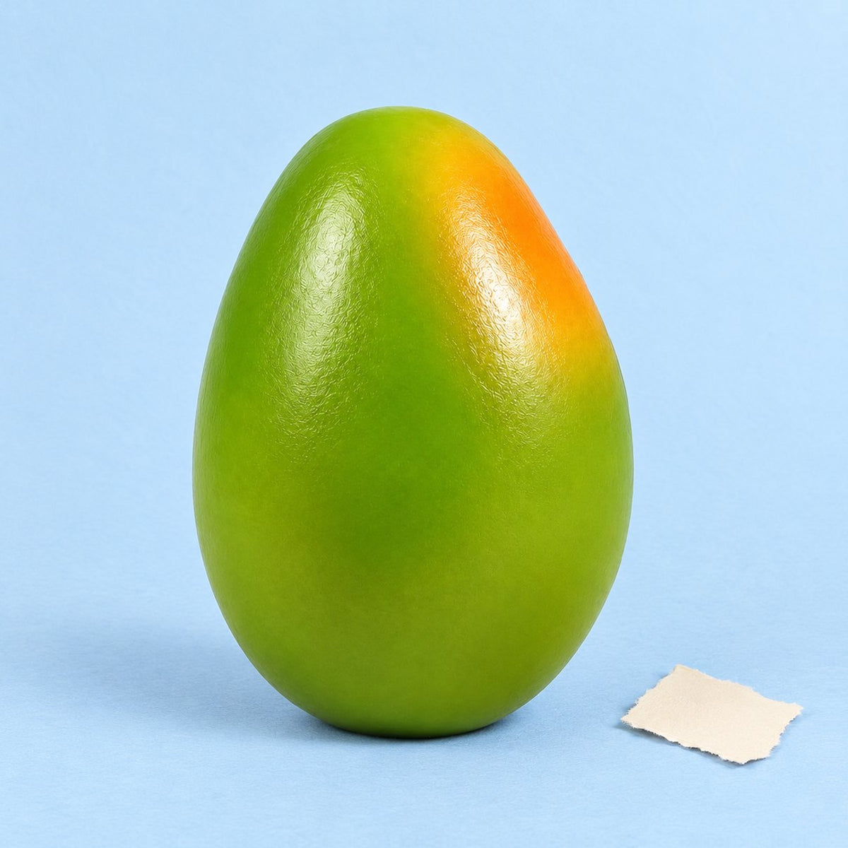 Squishy crunchy de mango, foto de producto sobre papel pastel
