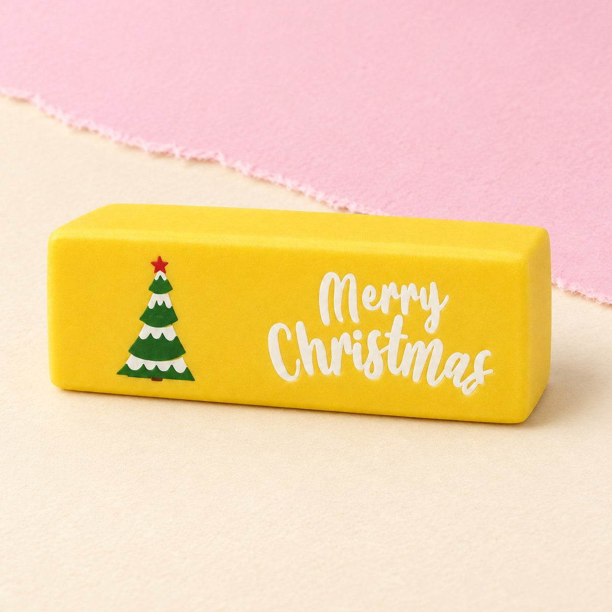 Squishy masło merry christmas slow rising, żółte z choinką, na pastelowym papierze