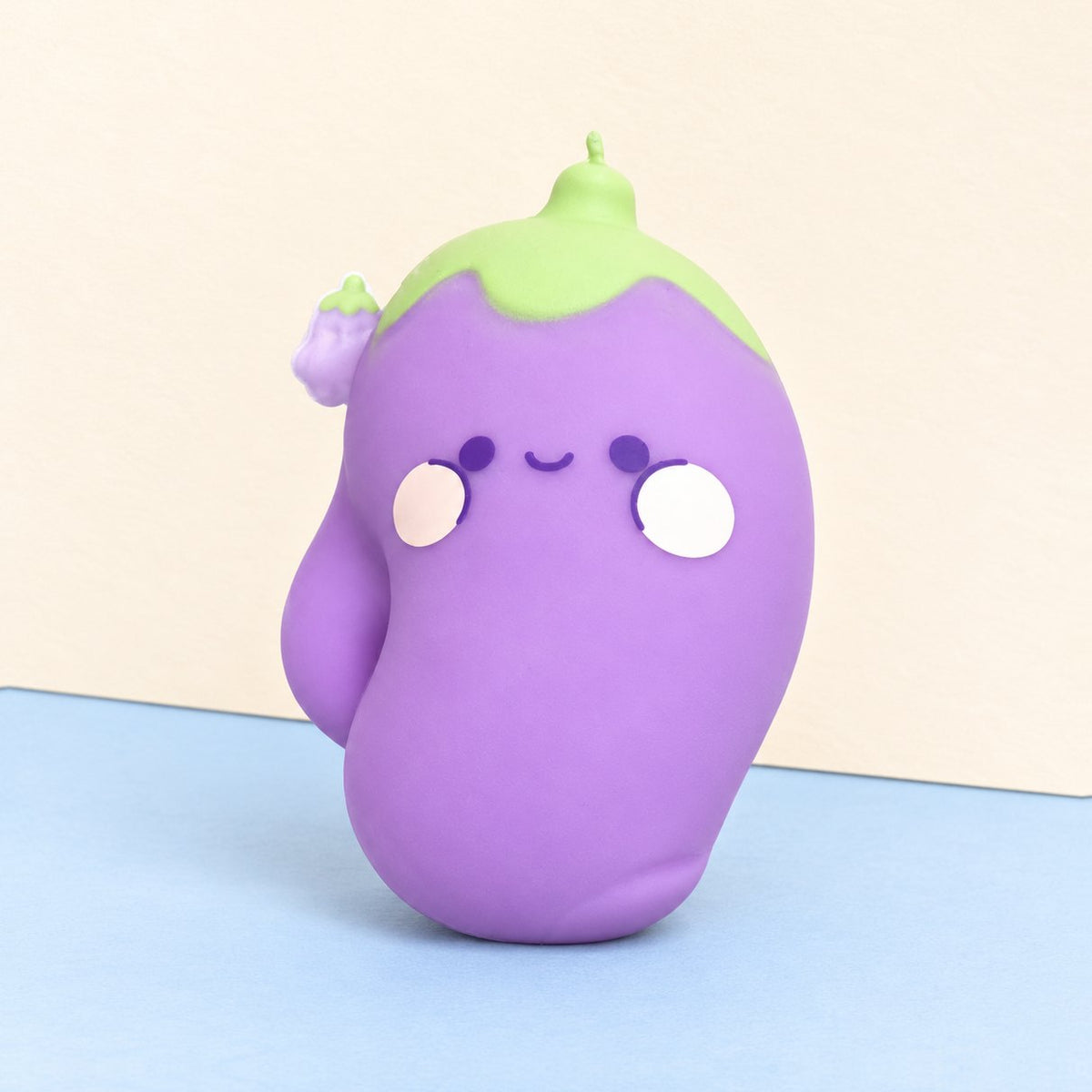 Squishy melanzana con faccina kawaii su carta color pastello