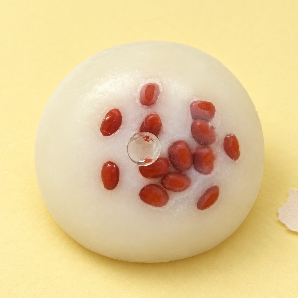 Squishy mochi fagioli rossi fatto a mano, su carta color pastello