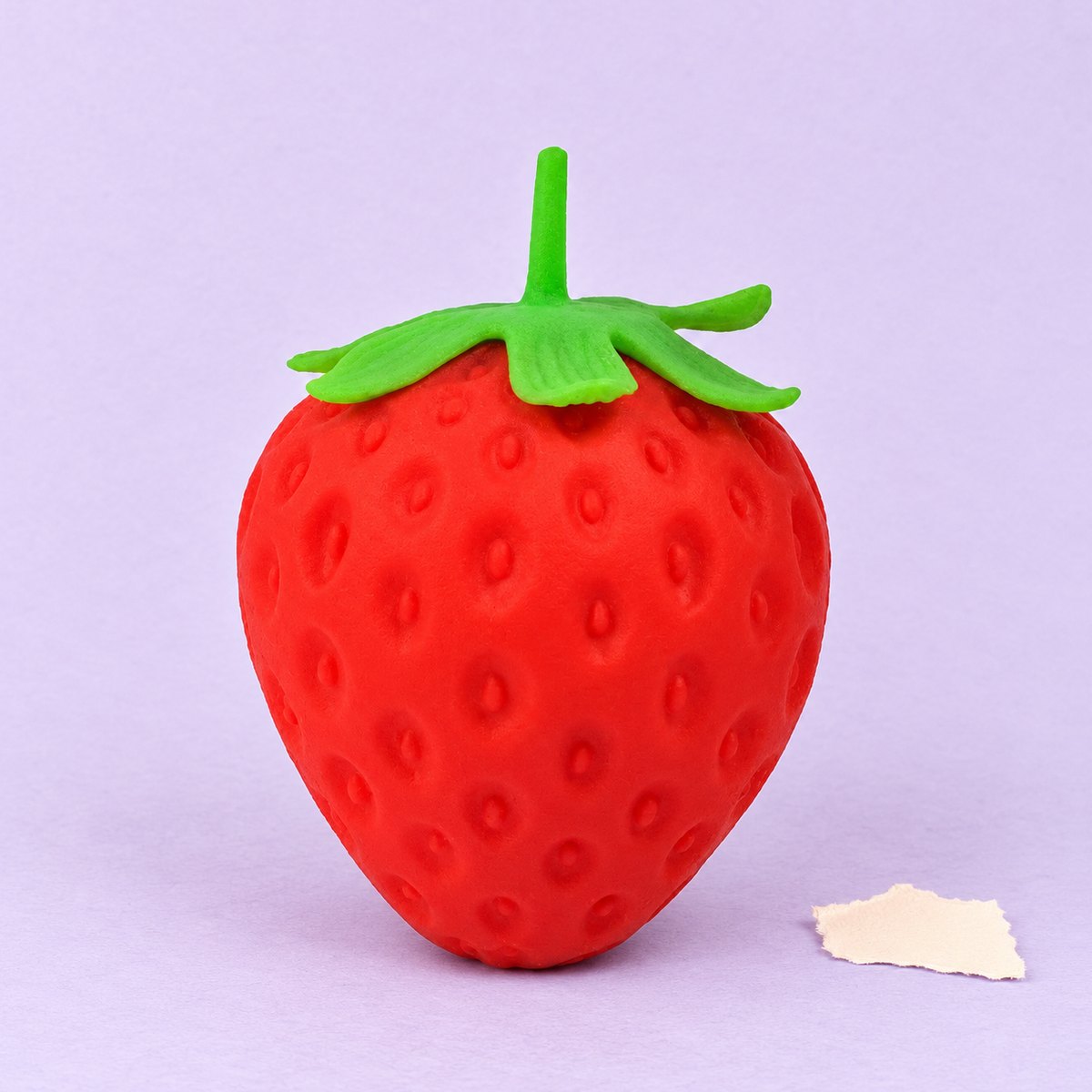 Squishy morango gigante slow rising, sobre papel pastel