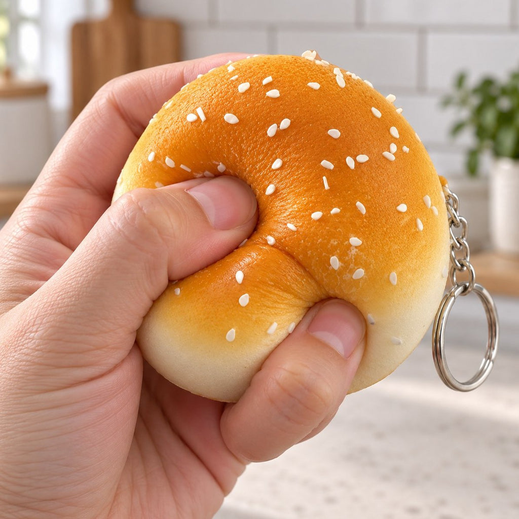 Squishy nøglering med sesambolle på 7 cm, der klemmes i hånden