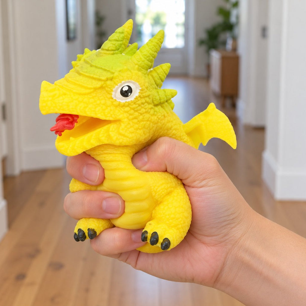 Main qui presse un squishy œuf de dinosaure réversible jaune, qui se retourne