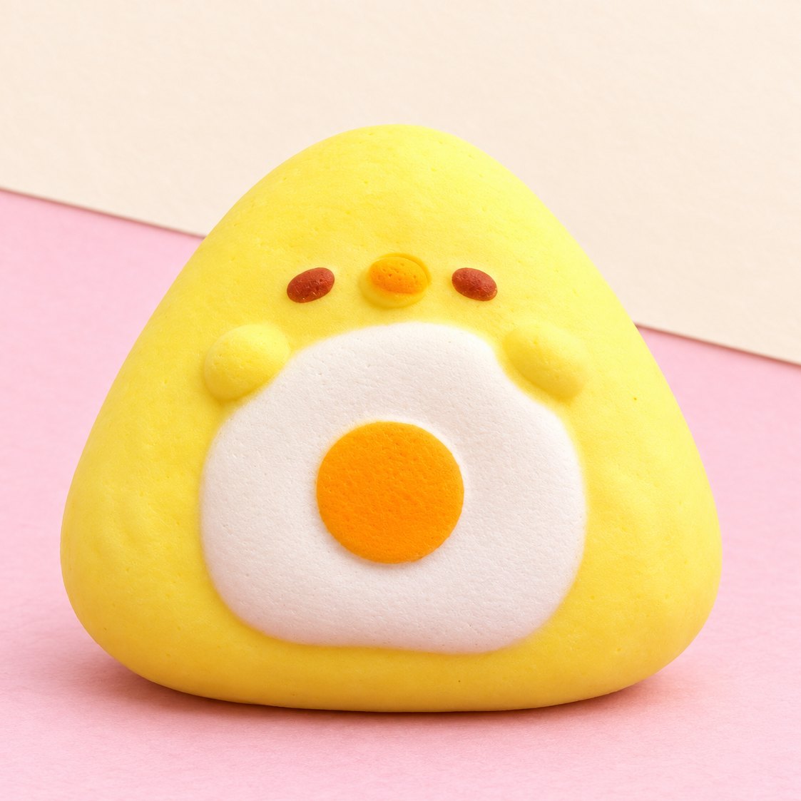 Squishy onigiri de pollito amarillo con huevo frito