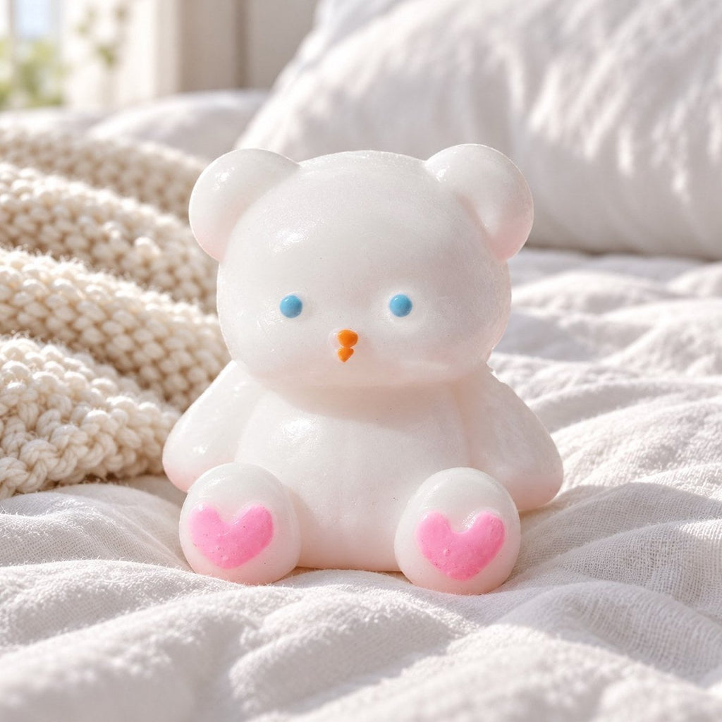 Squishy orsacchiotto bianco sul letto tra coperte morbide