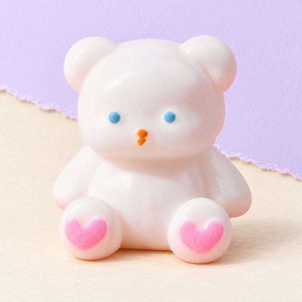 Squishy orsacchiotto bianco con zampe a cuore, 7 cm, su carta pastello
