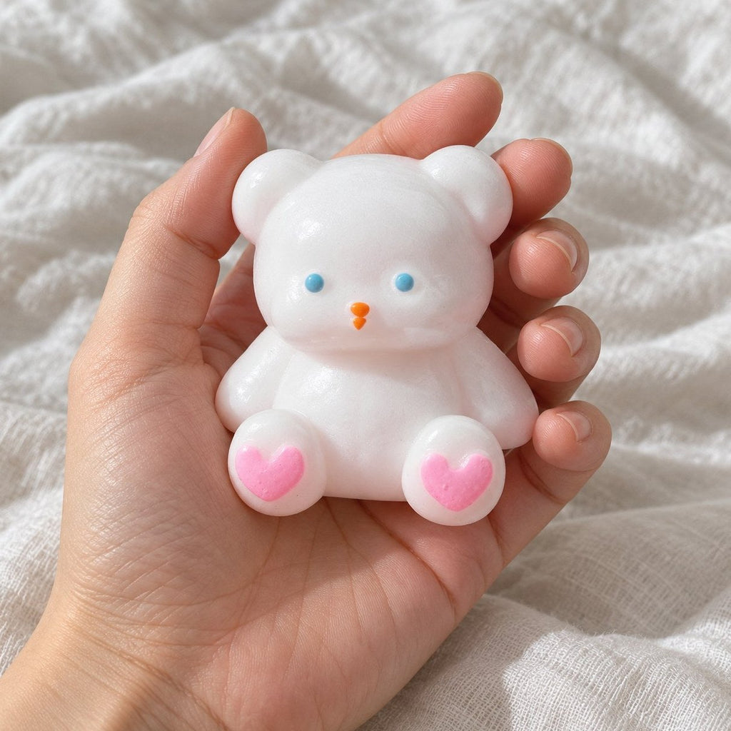 Squishy osito de peluche mini, sostenido hacia la cámara en primera persona