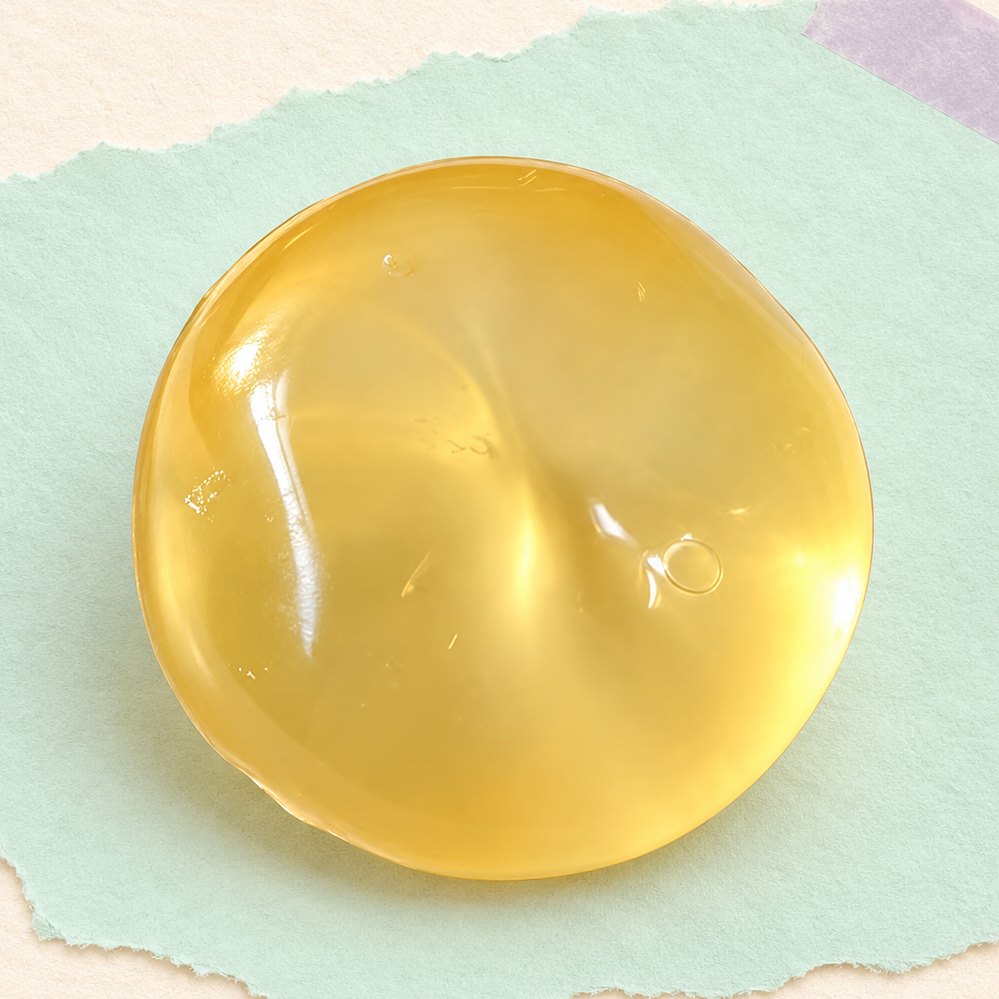 Squishy ovoce mini 6 cm s kokosovým olejem, žlutá varianta, na pastelovém papíře