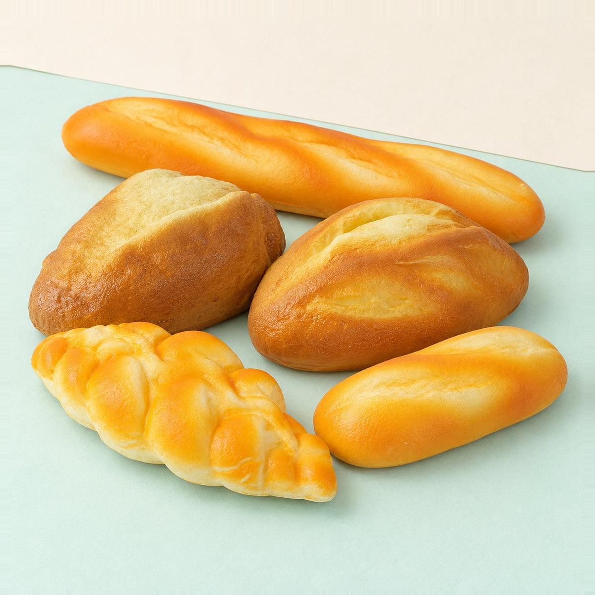 Squishy pagnotta set: 5 squishy di pane tutti insieme su carta pastello