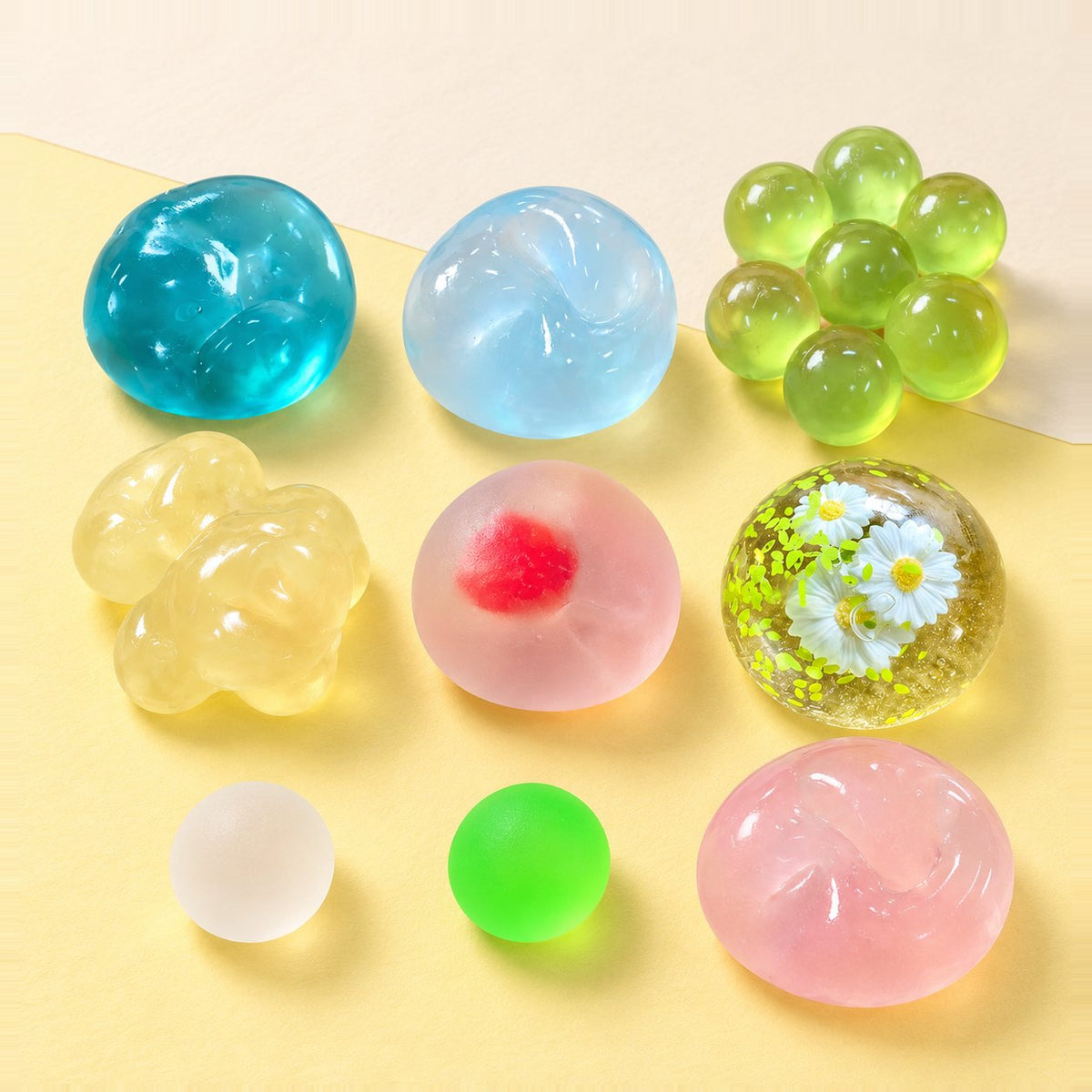 Set di squishy pallina di maltosio in tutti i 9 colori, su carta pastello