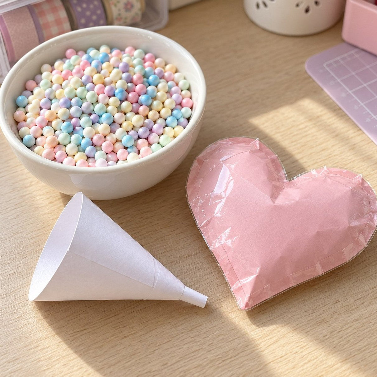 Squishy palline di schiuma in una ciotola accanto a uno squishy di carta