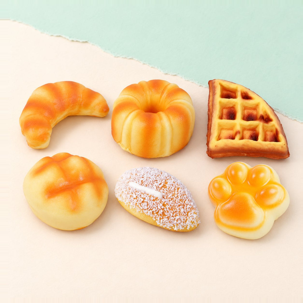 Squishy pan en caja de panadería, set de 6 piezas sobre papel pastel