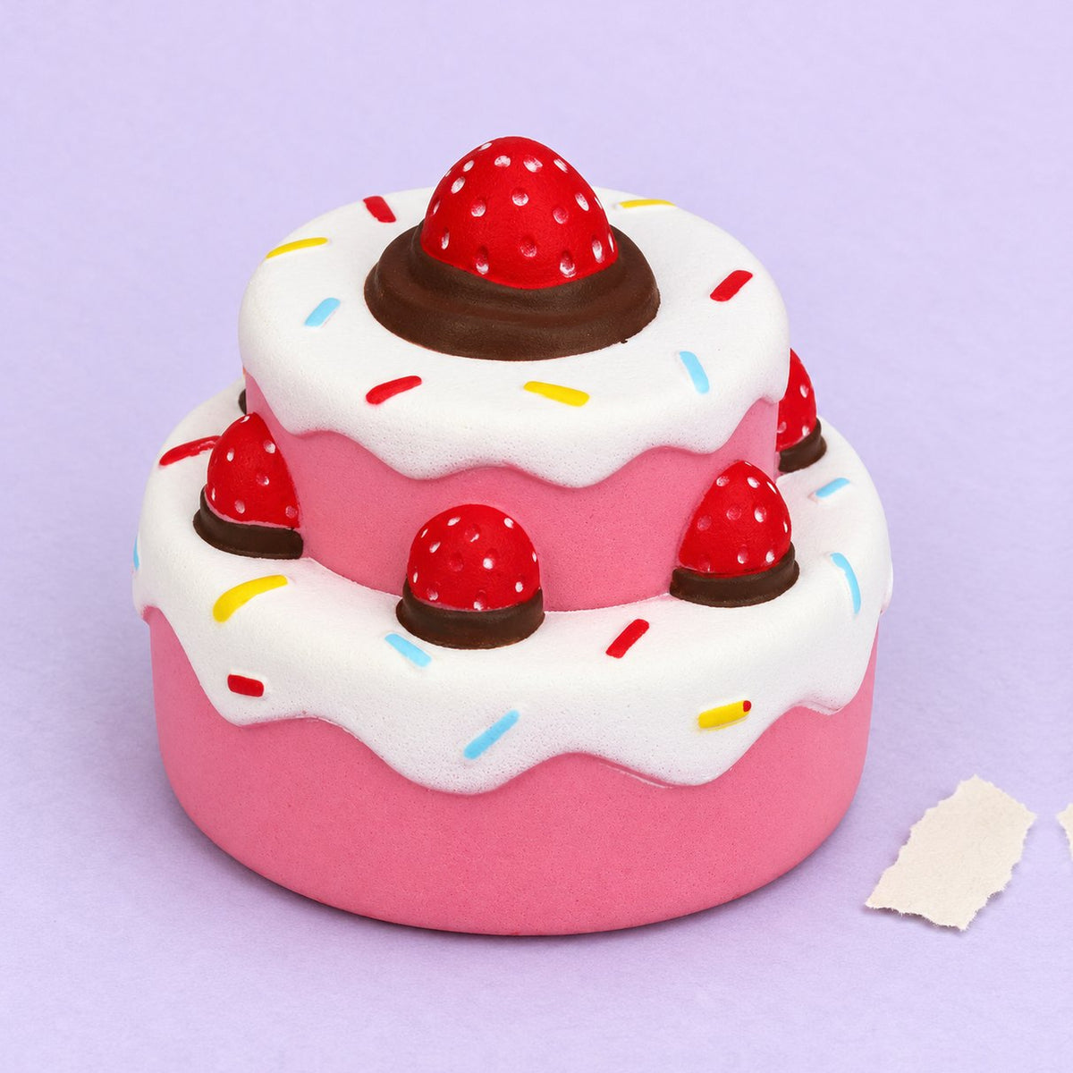 Squishy gigante de pastel de fresa, slow rising, sobre papel pastel