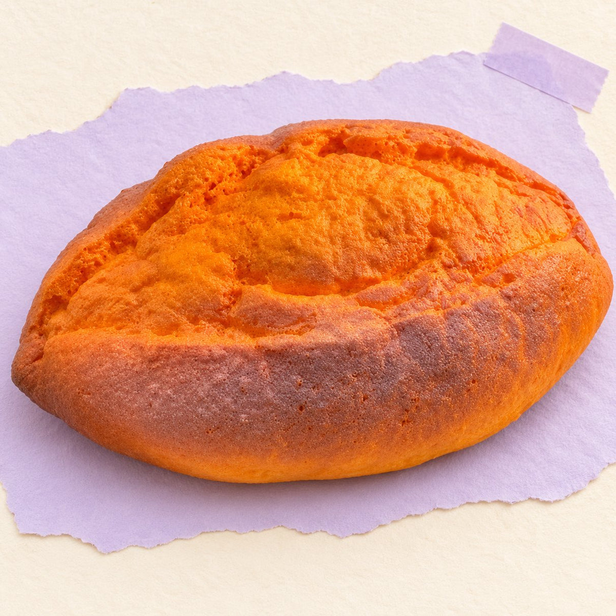 Squishy patata dolce al forno in PU slow rising, su carta color pastello