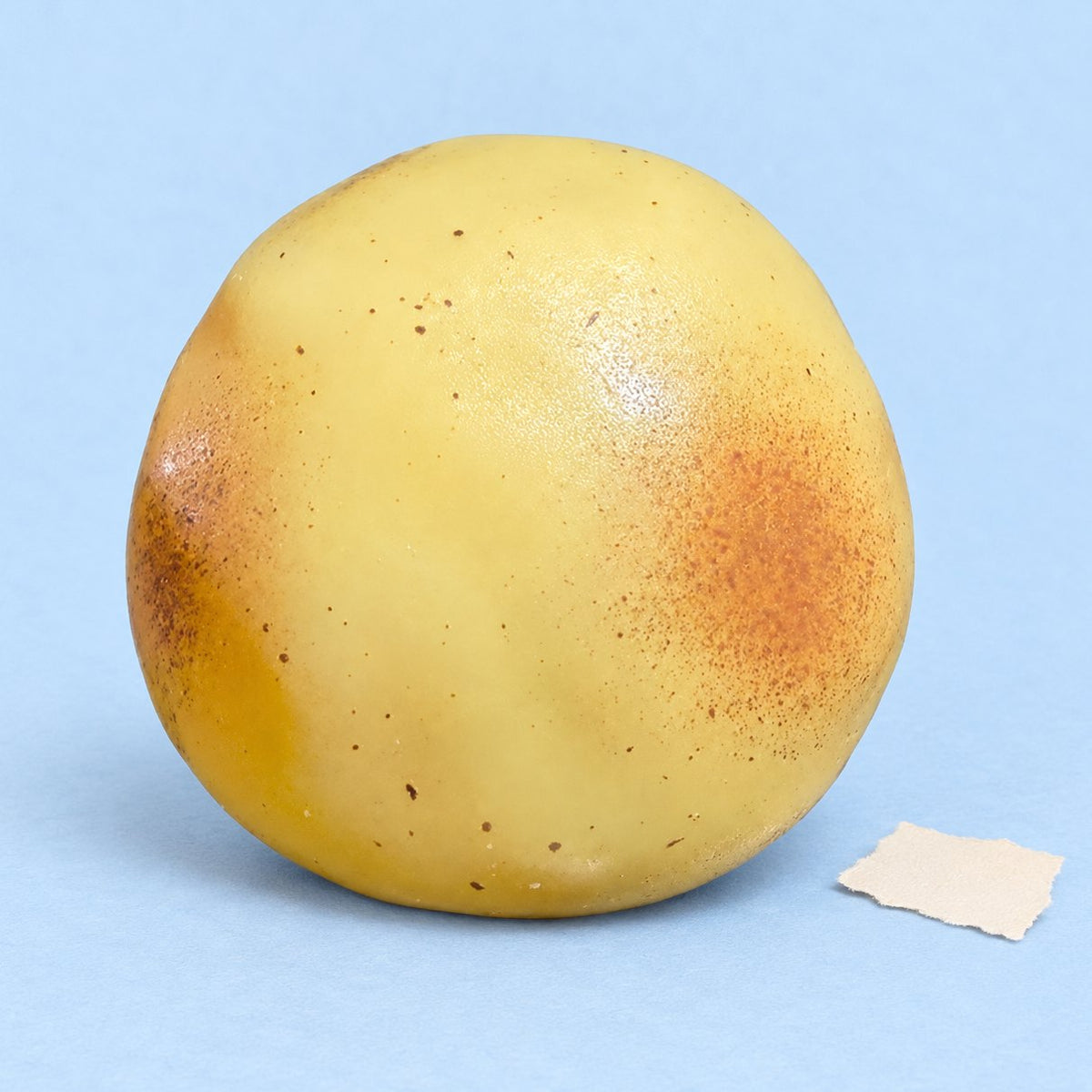 Squishy moldeable de patata que no recupera la forma, sobre papel pastel