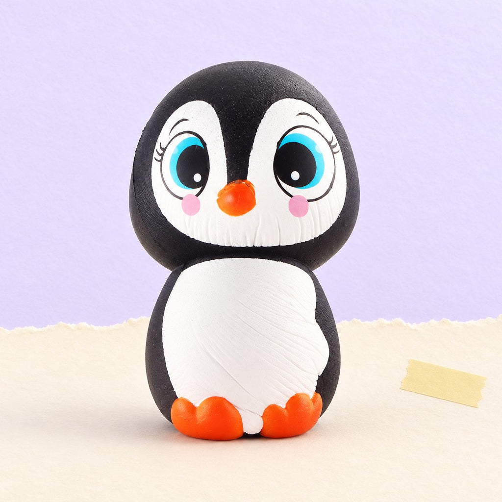 Squishy pinguim de olhos grandes, slow rising, 13,5 cm, sobre papel pastel
