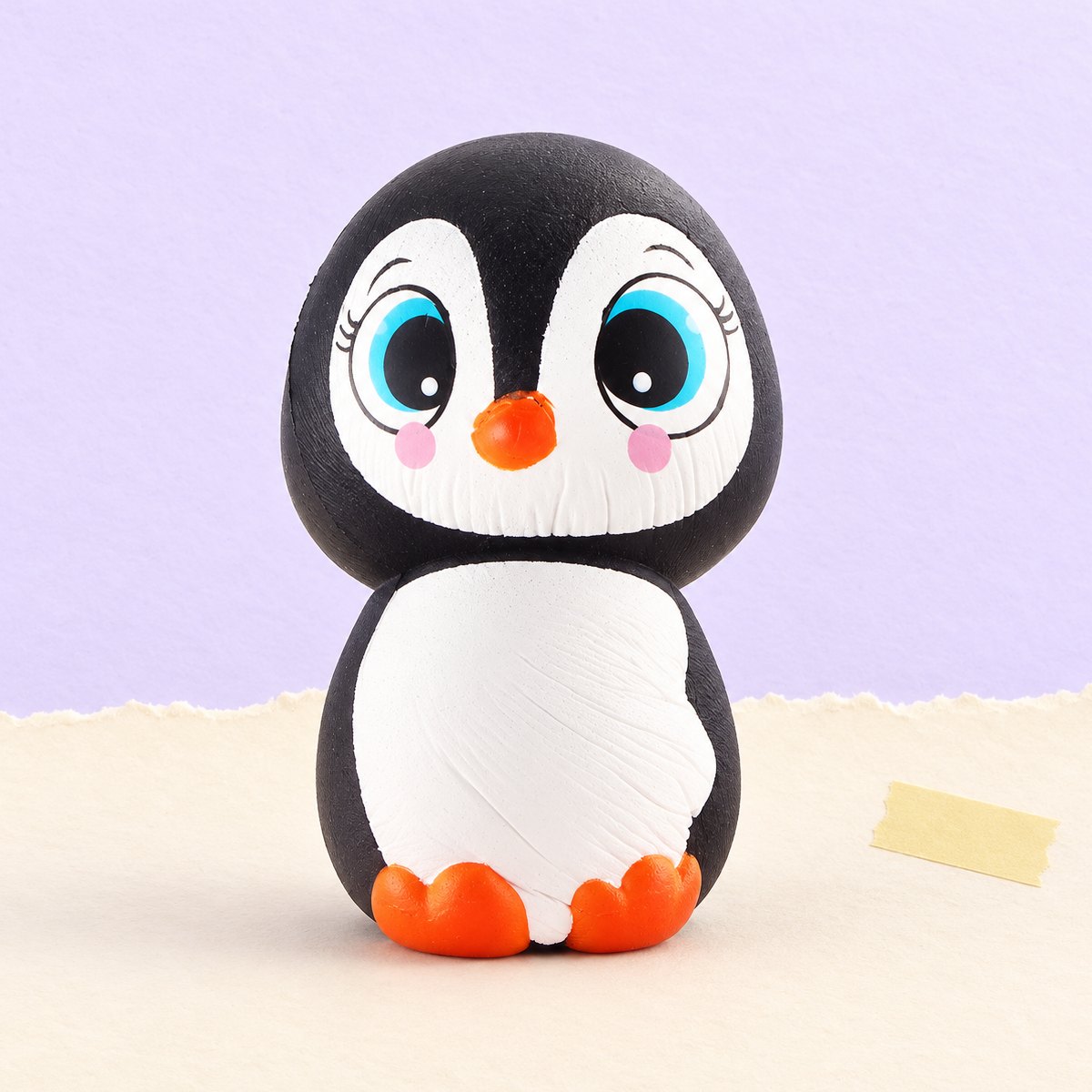 Squishy pinguim de olhos grandes, slow rising, 13,5 cm, sobre papel pastel