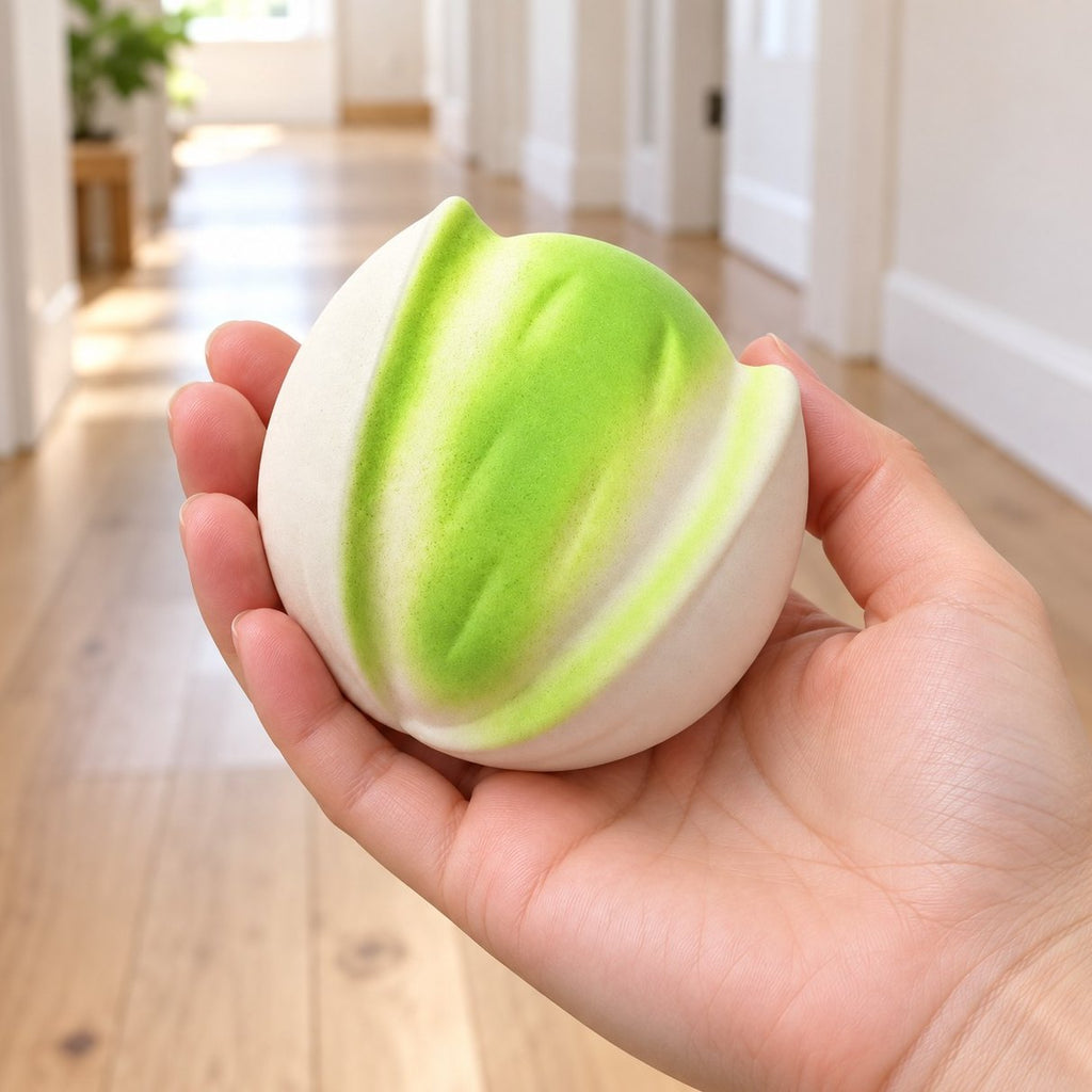 Squishy pistacchio crunchy tenuto in mano per mostrarne la grandezza reale