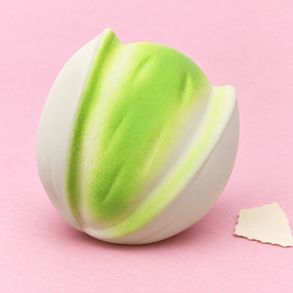 Squishy pistacchio fatto a mano, foto del prodotto su carta pastello