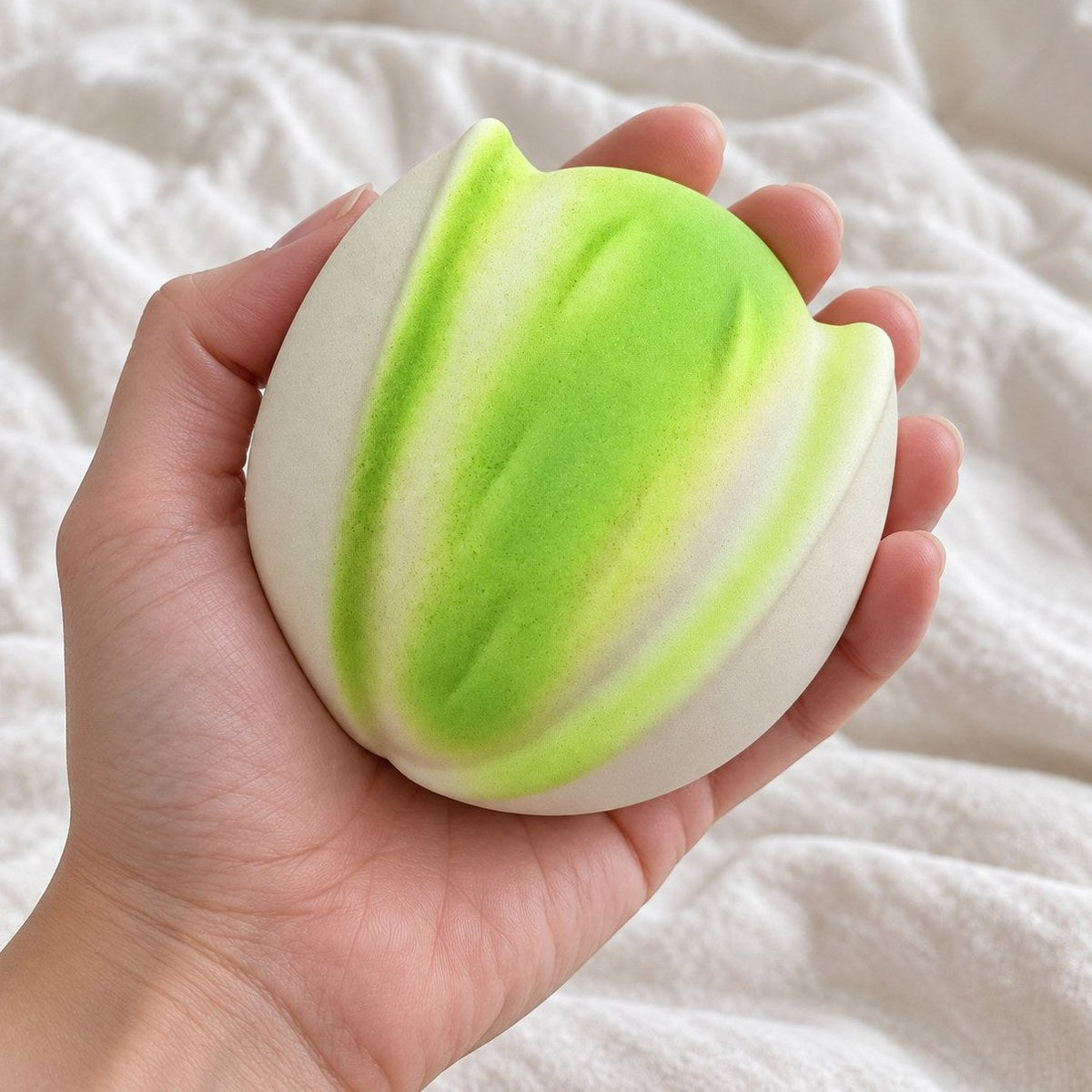 In soggettiva, squishy pistacchio tenuto verso l'obiettivo
