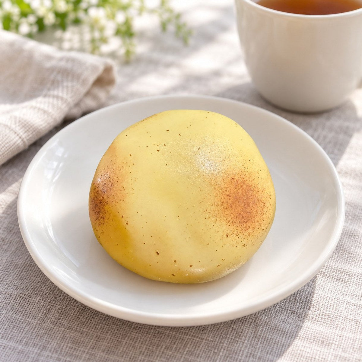 Au petit-déjeuner, un squishy pomme de terre élastique servi dans une assiette