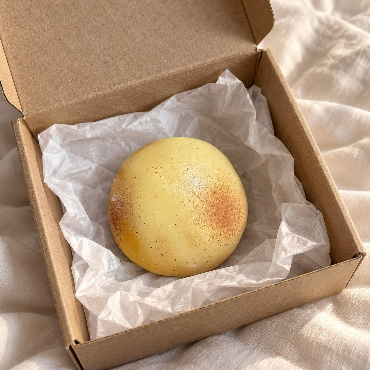 Déballage : squishy pomme de terre gelée sorti du colis et de son papier de soie