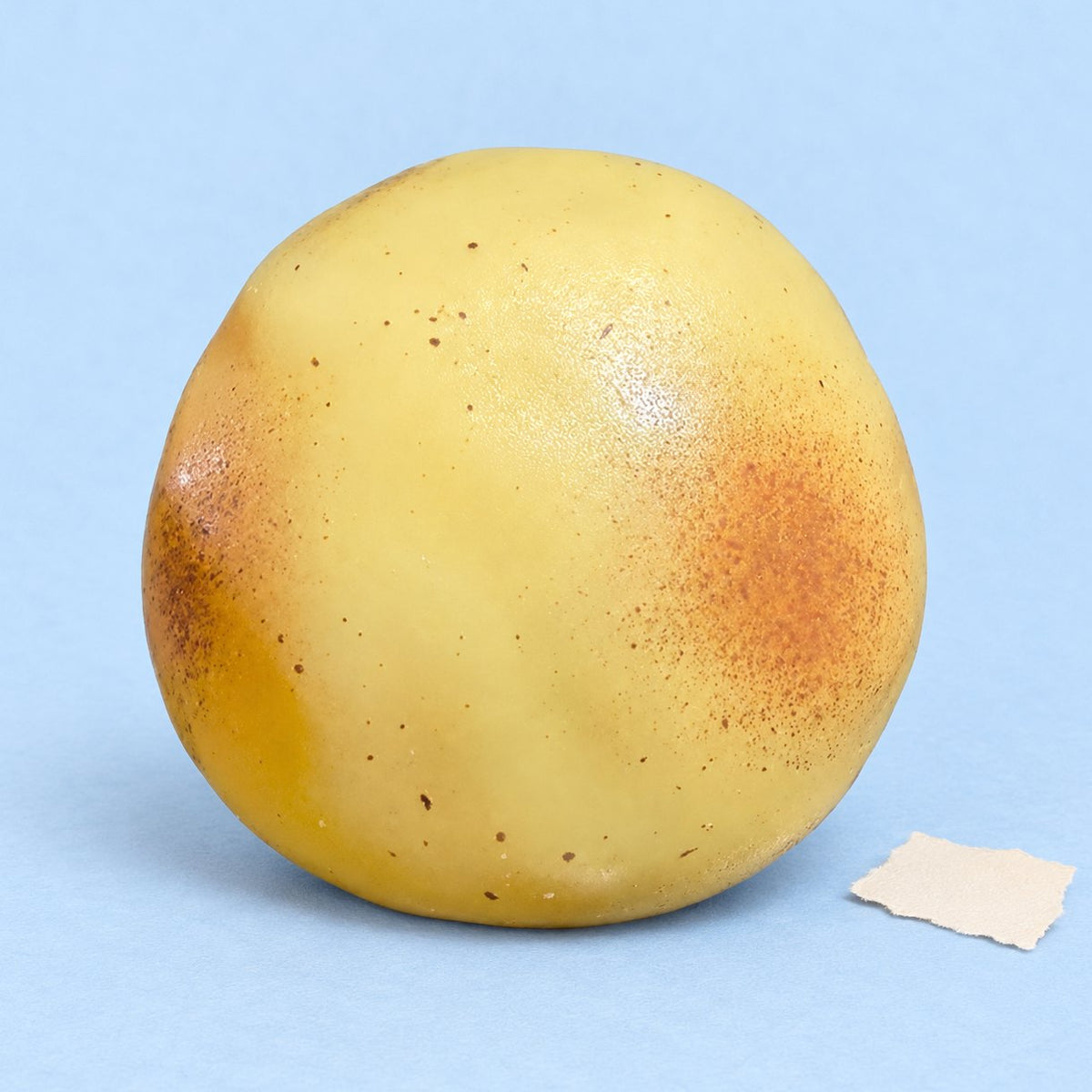 Squishy pomme de terre gelée modelable, qui ne reprend pas sa forme, sur papier pastel