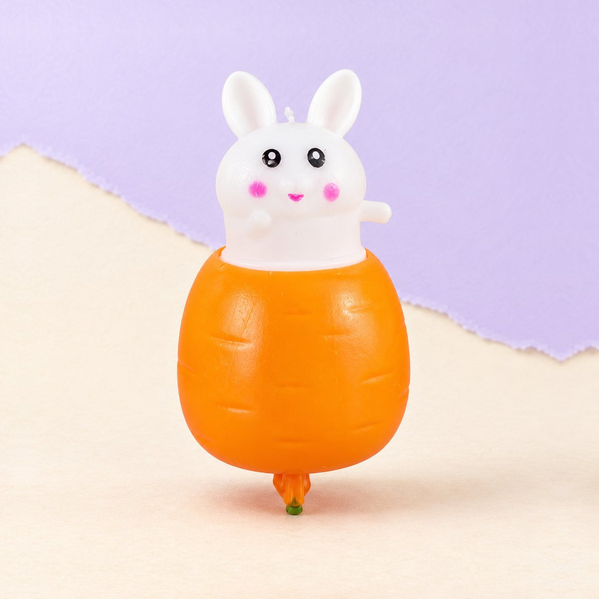 Squishy pop-up de conejo dentro de una zanahoria
