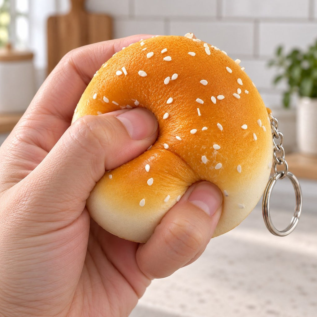 Mačkání v ruce: slow rising squishy přívěsek na klíče houstička (sezamová, 7 cm) je poddajný a příjemný na dotek