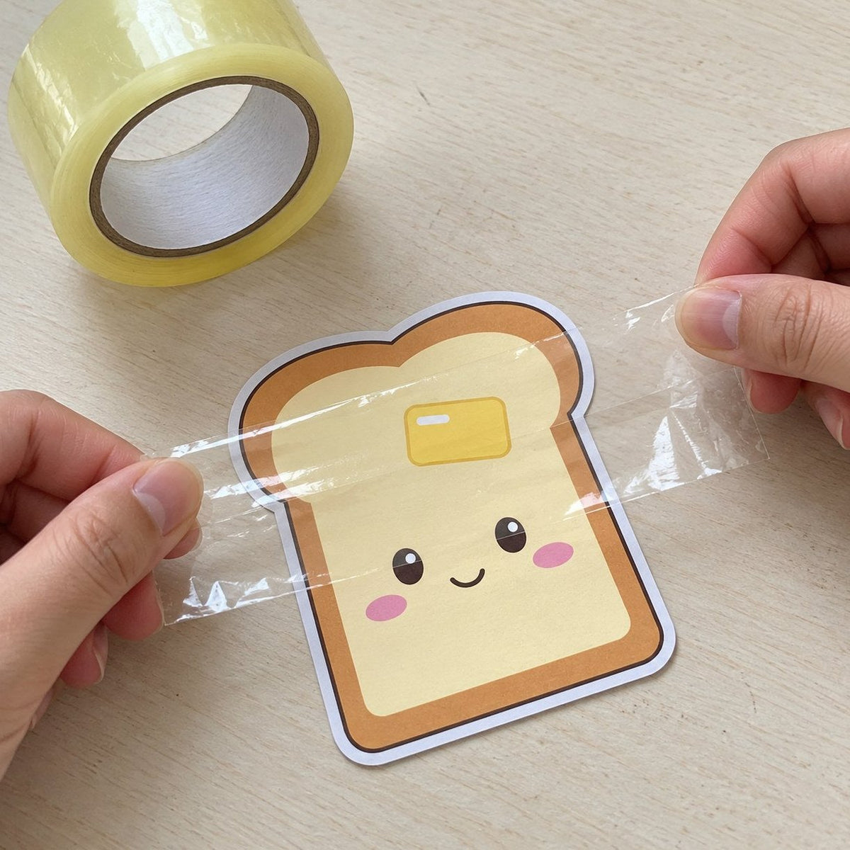 Průhledná lepicí páska na squishy z papíru napnutá přes předlohu