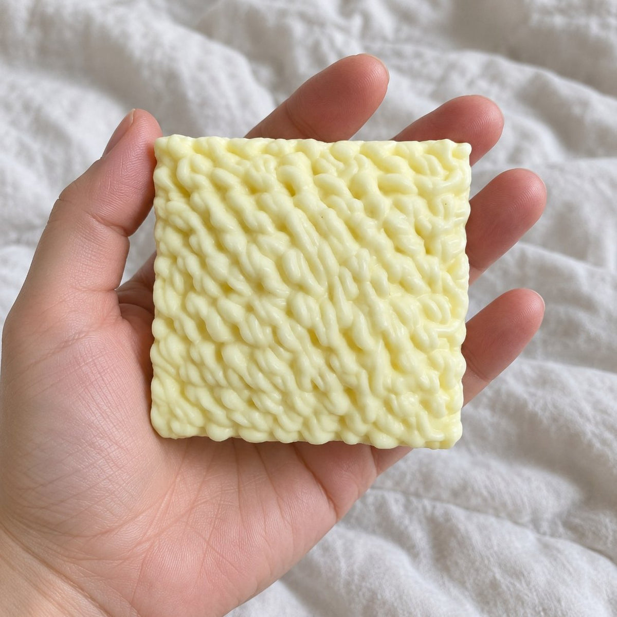 Squishy ramen blandito sostenido hacia la cámara, en primera persona