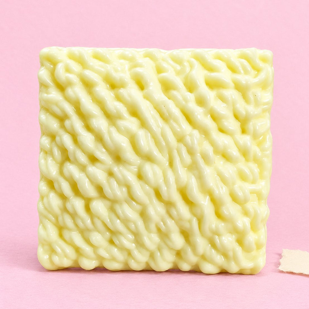 Squishy ramen, blok instantních nudlí, na pastelovém papíře