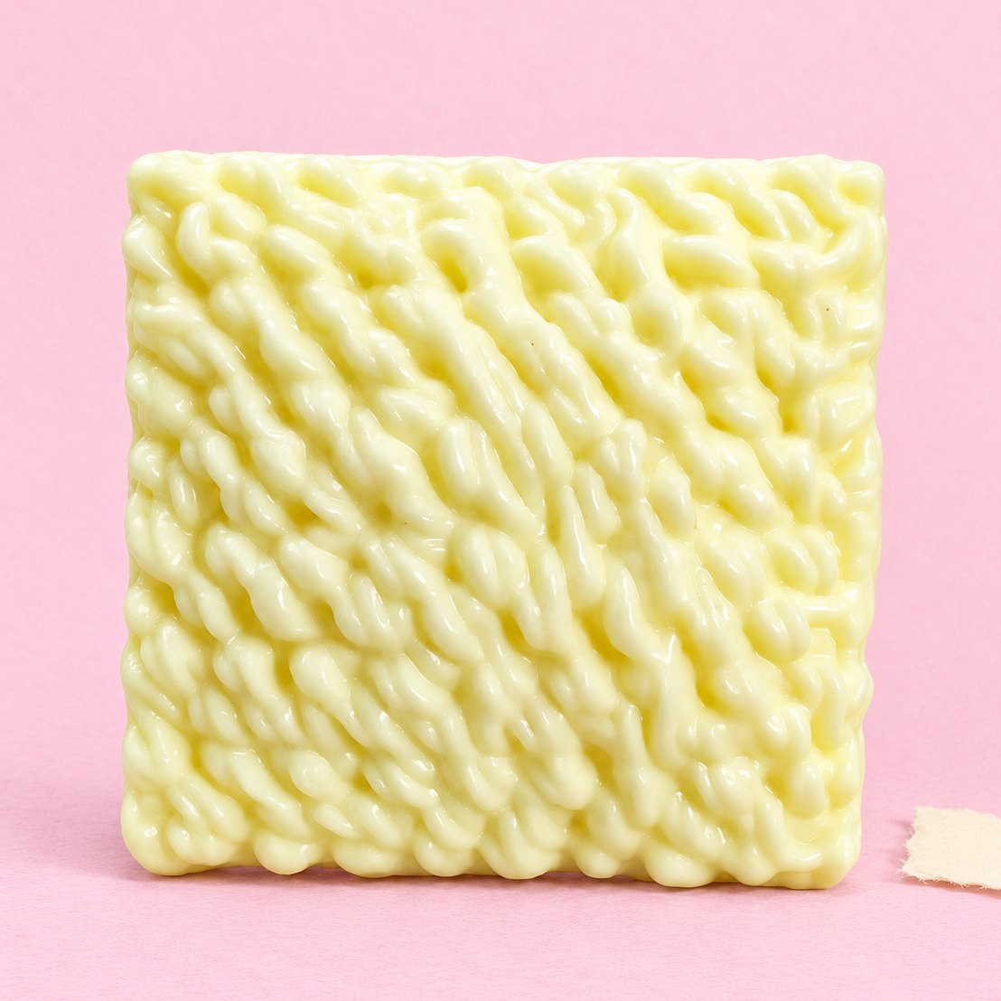 Squishy ramen, blok instantních nudlí, na pastelovém papíře