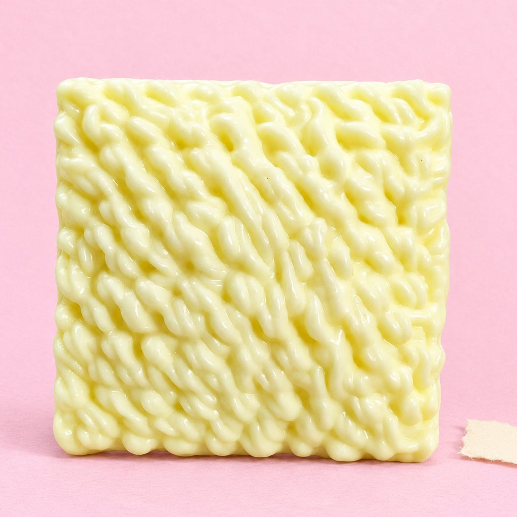 Squishy ramen de fideos instantáneos sobre papel pastel