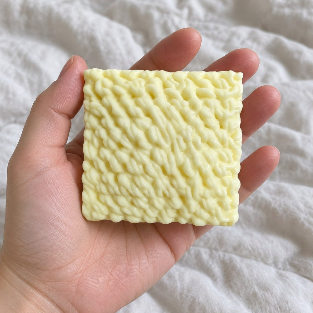 Měkký squishy ramen z pohledu první osoby, držený před fotoaparátem