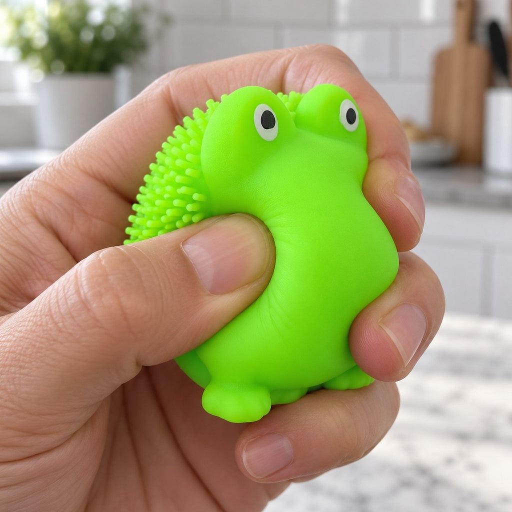 Apretando el squishy rana blandito con la mano, suave y esponjoso