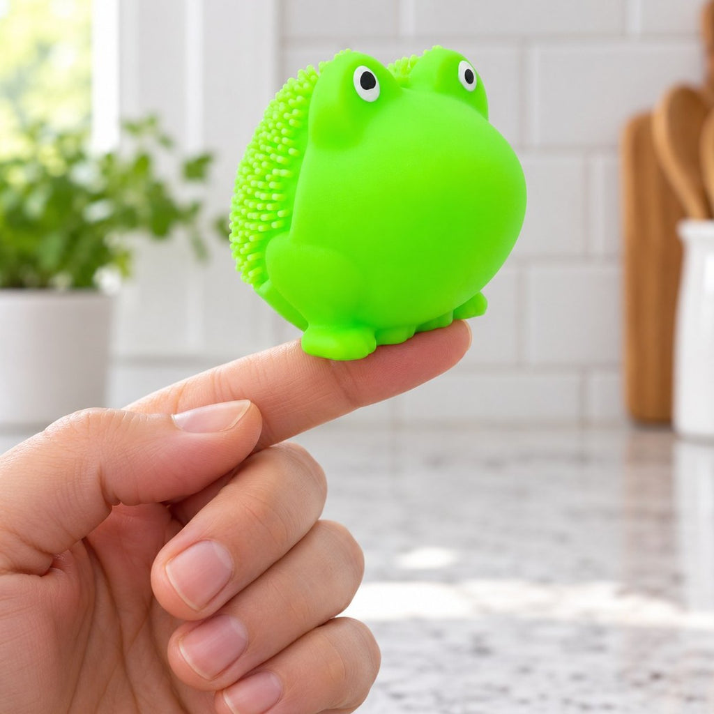 Squishy rana con pinchos sobre la punta del dedo, así de pequeña es