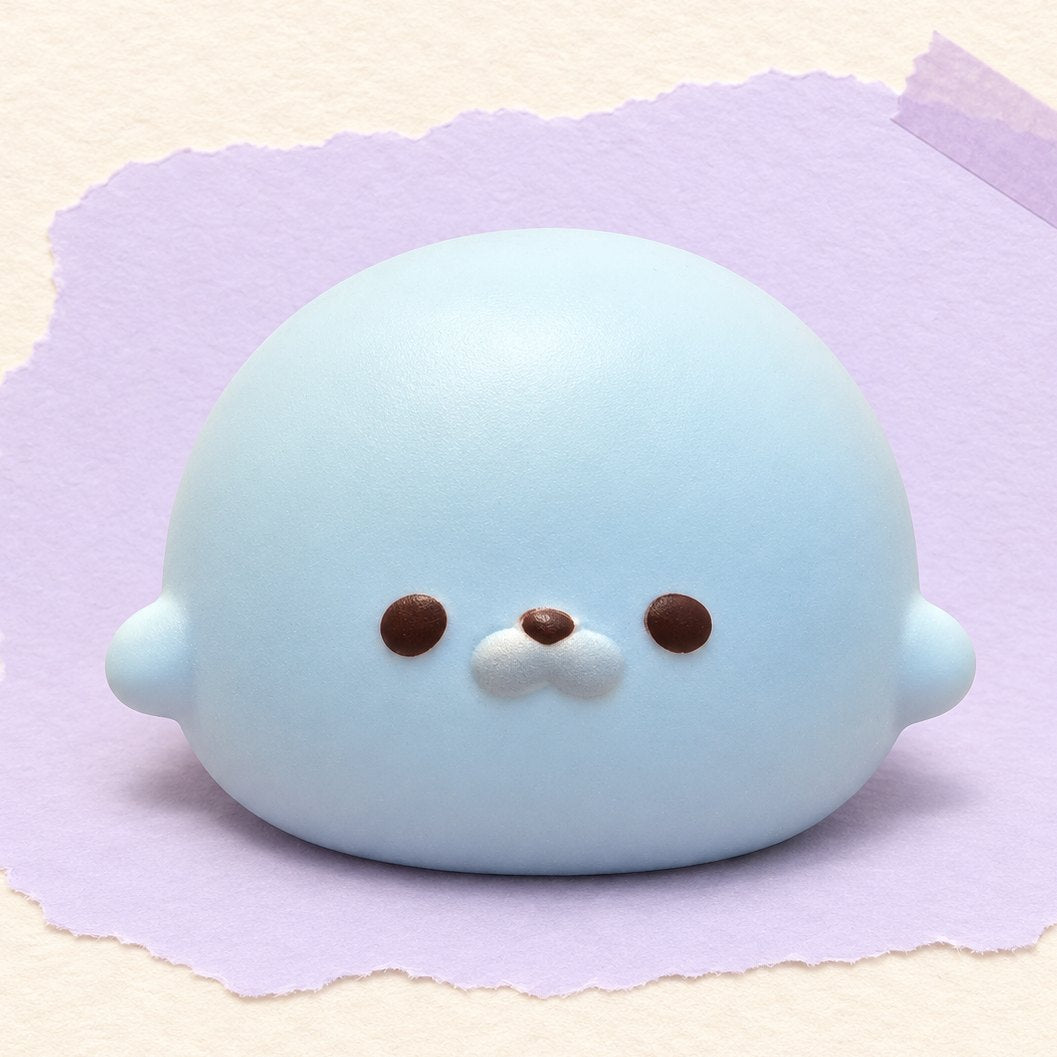 Robbe Squishy als Dumpling aus Slow Rising PU, blau, auf Pastellpapier