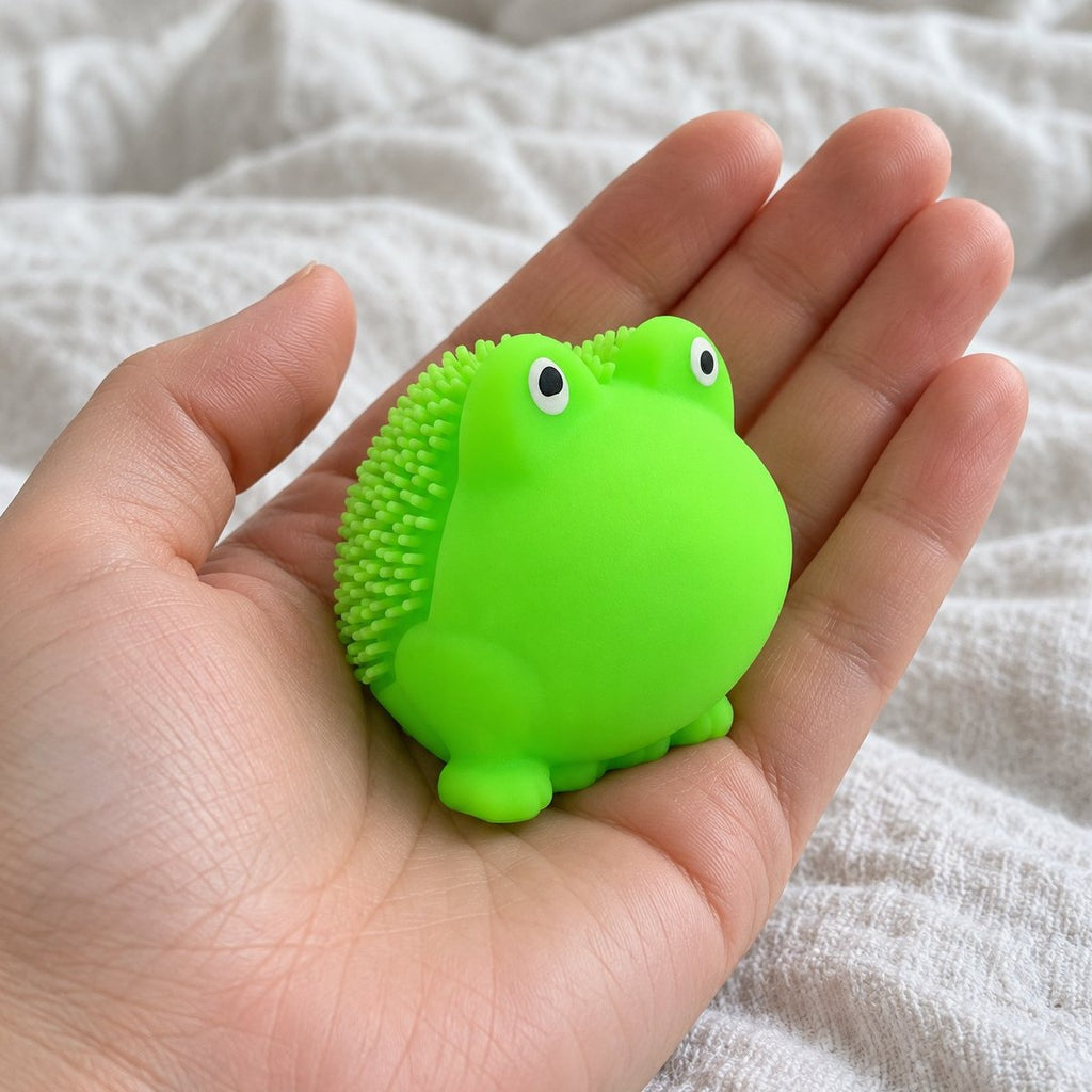 Squishy sapo macio estendido para a câmara, na primeira pessoa