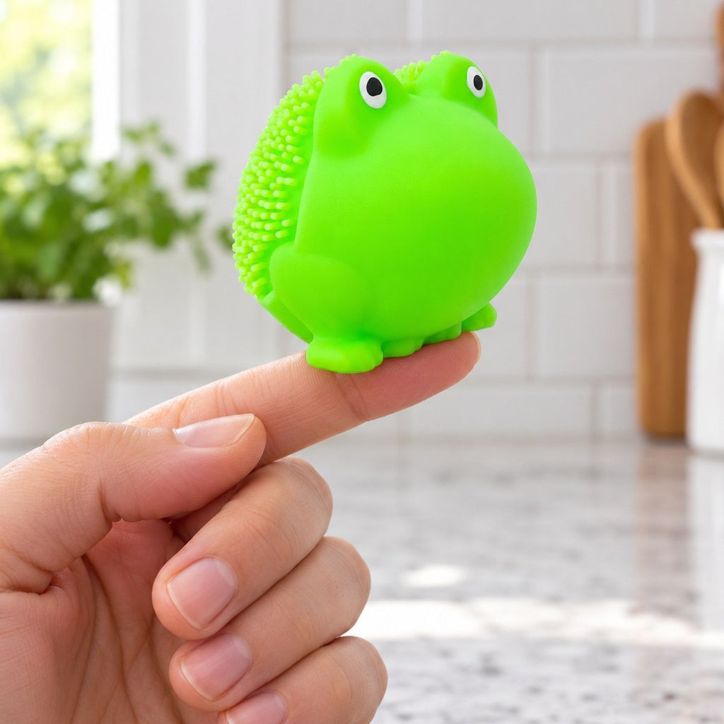 Na ponta do dedo, o squishy sapo de 5 cm mostra como é pequeno
