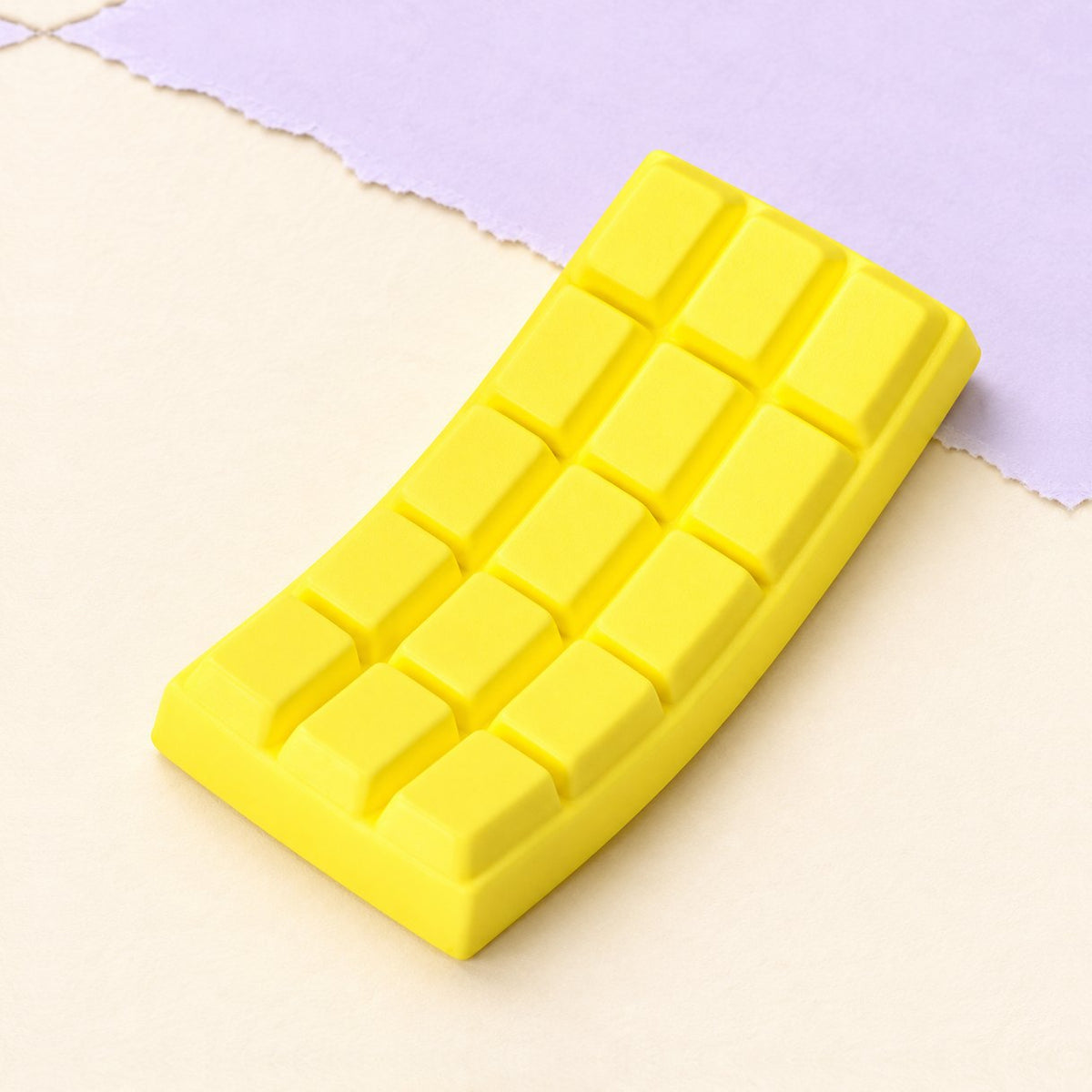 Schokolade Squishy als Tafel in Gelb, slow rising mit 15,5 cm, auf Pastellpapier
