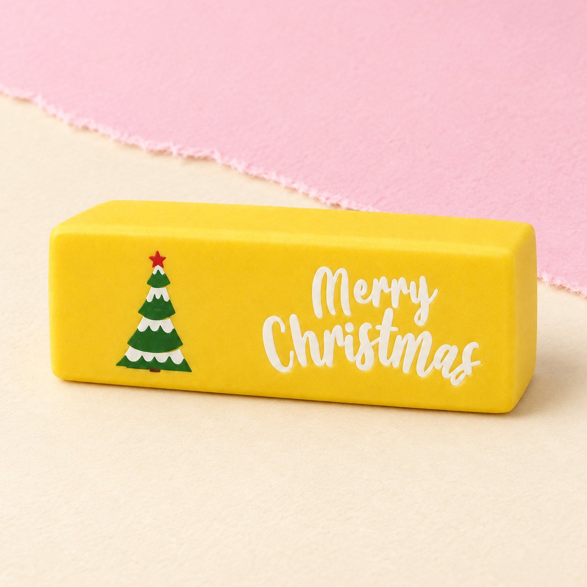 Squishy smør merry christmas i 6 farver, her gul med juletræ, på pastelpapir
