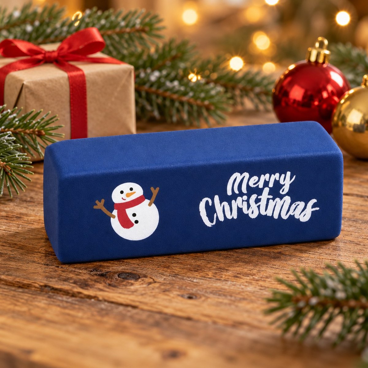 Julstämning med granris, ljusslinga och squishy smör Merry Christmas i mörkblått med snögubbe