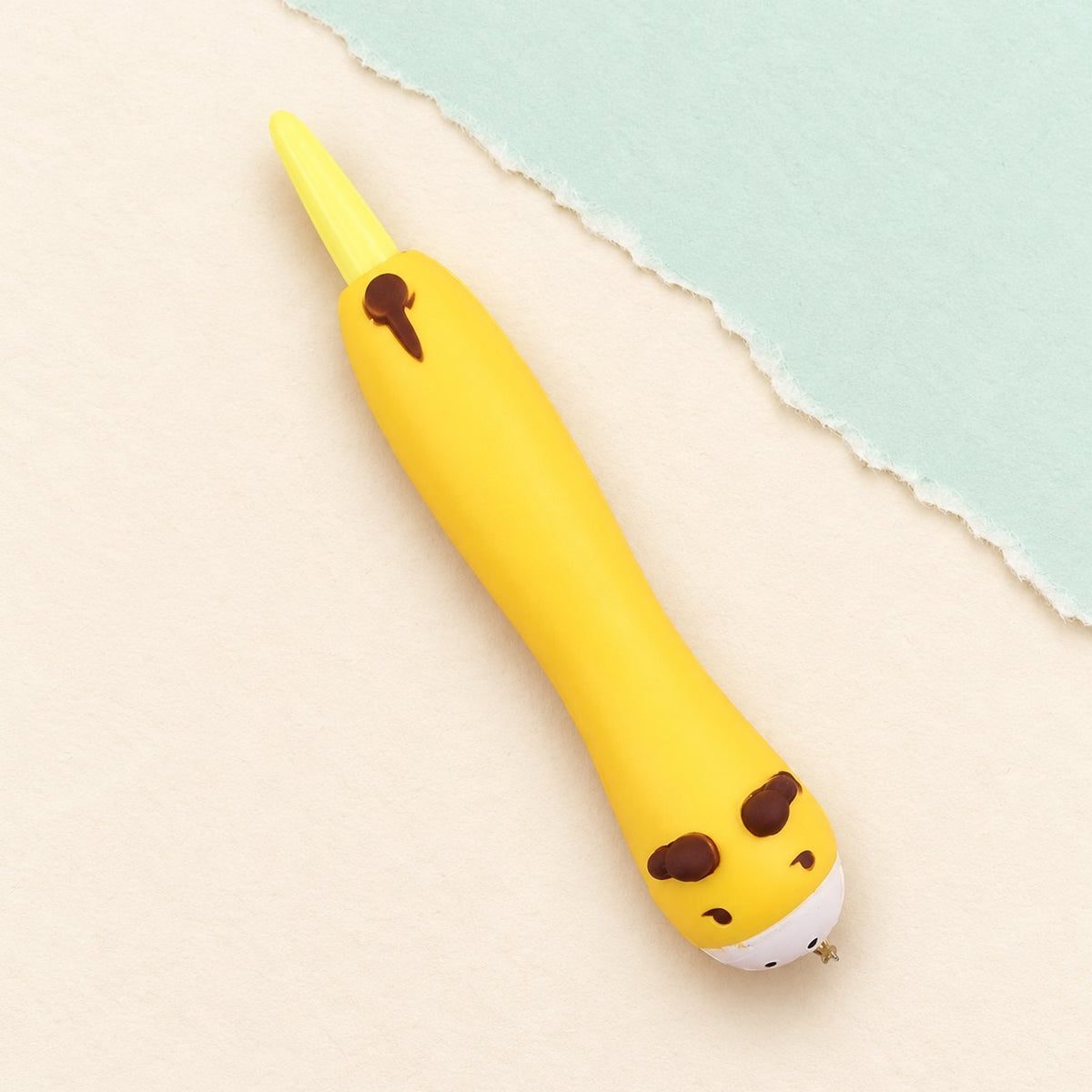 Squishy Stift, Slow Rising Gelstift mit Tierfigur, hier ein Kalb, auf Pastellpapier