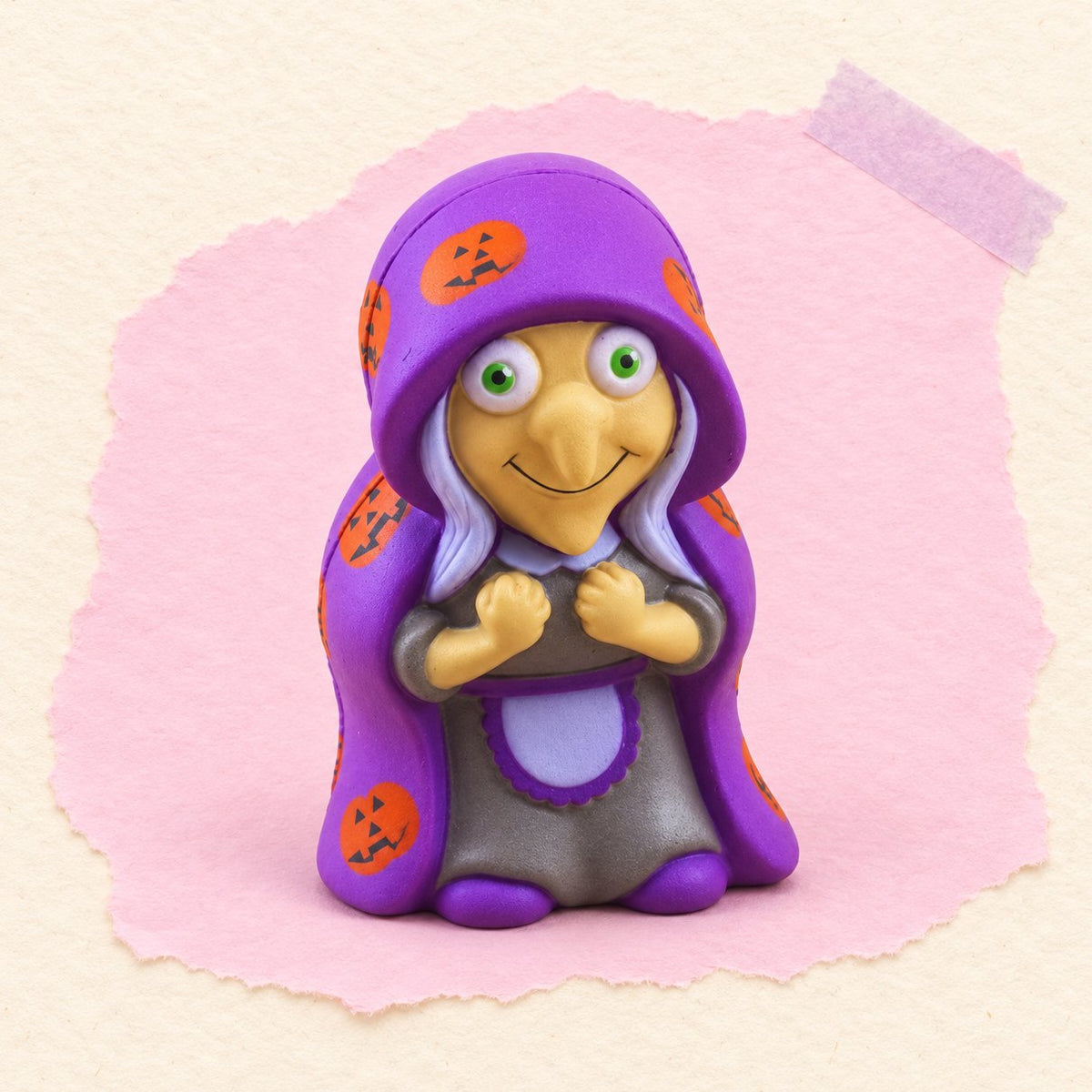 Squishy strega slow rising fotografato su carta color pastello