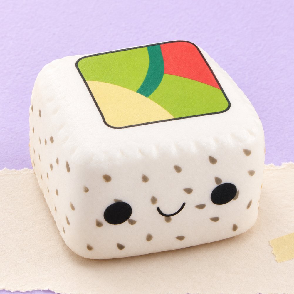 Squishy sushi con riso bianco e sesamo nero kawaii, foto del prodotto su carta pastello