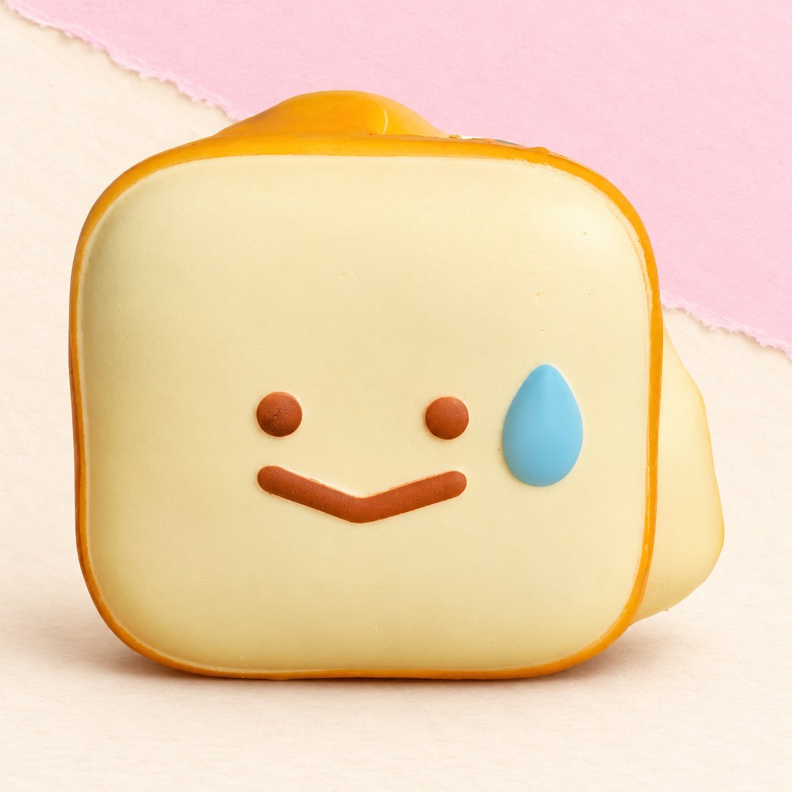 Squishy toast kawaii con faccina sorridente, slow rising, su carta pastello