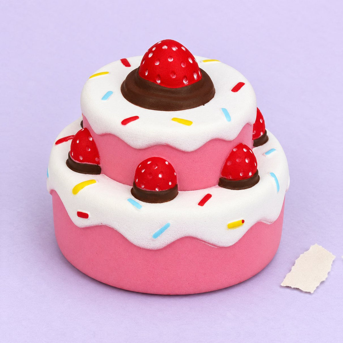 Squishy torta alla fragola slow rising, foto del prodotto su carta pastello