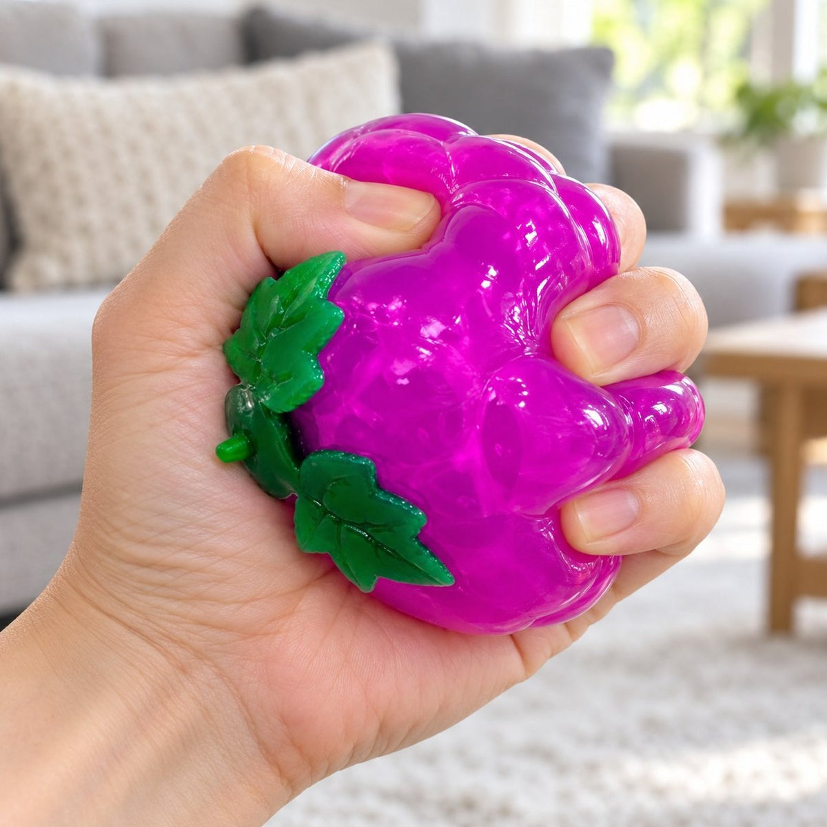 Mačkání v ruce: squishy vodní míček ovoce v podobě hroznového vína je poddajný a příjemný na dotek