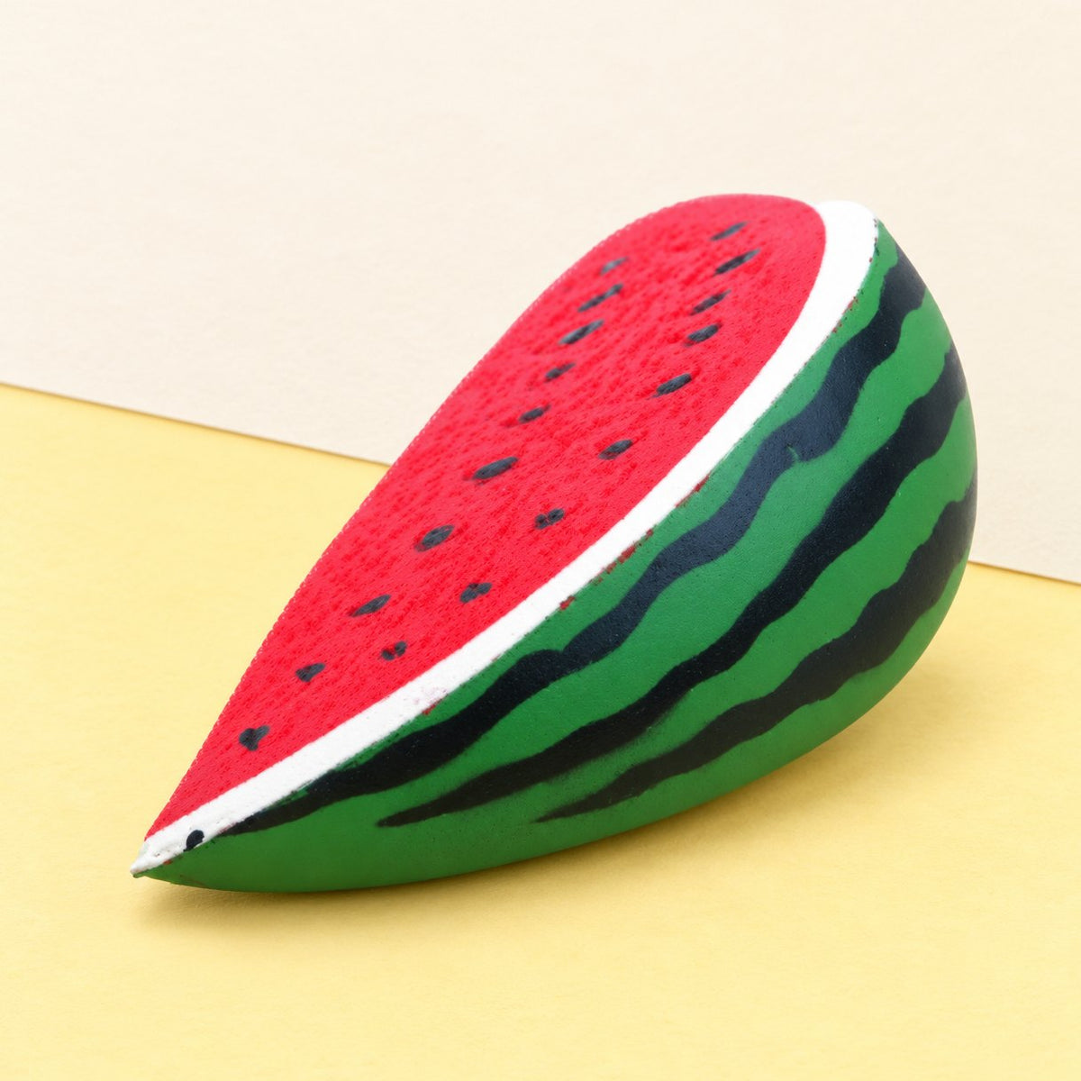 Squishy Wassermelone aus PU, Slow Rising, Produktfoto auf Pastellpapier